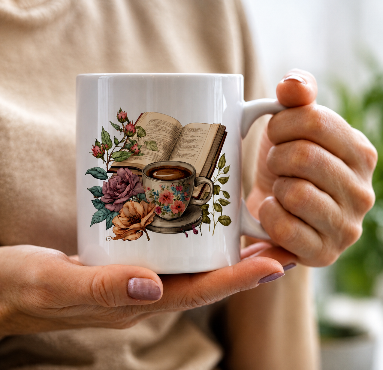 Tasse mit Bücher- und Blumenmotiv